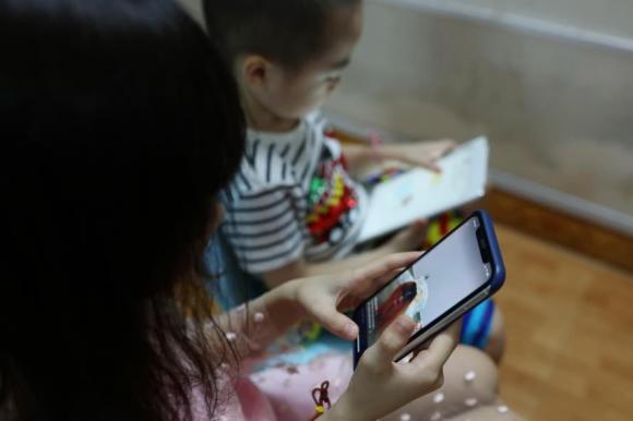 điện thoại, trẻ nhỏ người sử dụng Smartphone, siêng con cái 