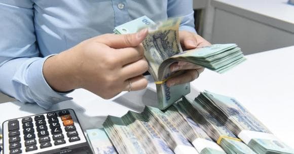 rút tiền ngân hàng, đếm tiền