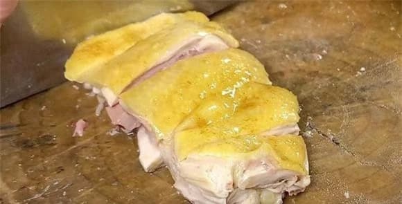 View - Cách làm gà hấp muối lên màu vàng ươm, ăn vừa ngọt vừa thơm. Một gợi ý đổi món cho ngày Tết