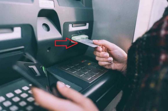 Rút tiền tại cây ATM bị nuốt thẻ nhớ ấn nút này để lấy lại nhanh chóng, ghim ngay còn chuẩn bị rút tiền tiêu Tết