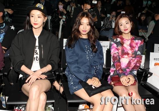 View - Park Shin Hye 'lép vế' khi ngồi bên cạnh 'Ác nữ đẹp nhất màn ảnh Hàn' và mỹ nhân 'Gia đình đá quý' 