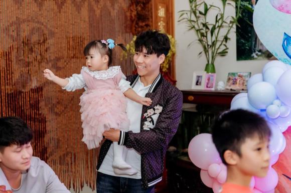 View - Hot girl rich kid Vóc Đỗ và chồng cầu thủ Văn Dũng tổ chức tiệc sinh nhật cho con gái 