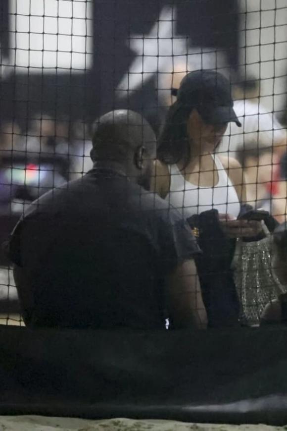 View - Kim Kardashian vẫn thân thiết với Kanye West dù chồng cũ đã lấy vợ mới
