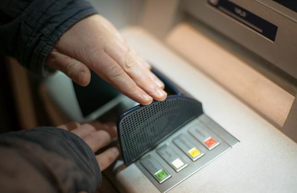 View - Mẹo tránh mất tiền oan khi đi rút tiền tại cây ATM, càng cuối năm càng phải nhớ kẻo rước họa vào thân