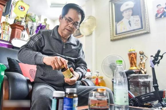 View - Cuộc sống 'một thân một mình' của NSND Trần Nhượng ở tuổi 72: Vẫn phóng ô tô vù vù và đào hoa lắm