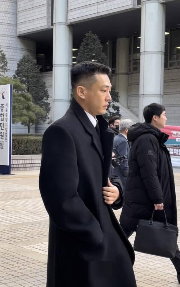 View - 'Ảnh đế' Yoo Ah In luôn giữ im lặng khi xuất hiện tại phiên toà thứ hai về cáo buộc ma tuý 