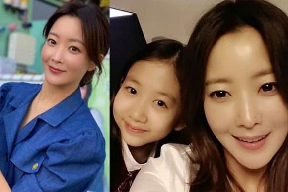 View - Ngoại hình con gái 15 tuổi của Kim Hee Sun bị lộ, khi còn nhỏ cô bé bị chê xấu xí không hề giống mẹ mỹ nhân 
