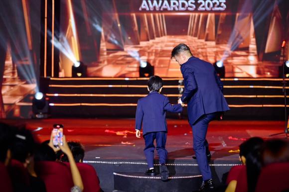 View - Con trai Đàm Vĩnh Hưng nhận hẳn 2 giải thưởng lớn, 'Ông hoàng nhạc Việt' tiết lộ cảm xúc khi nghe tên con được xướng lên 