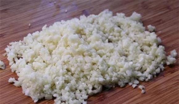 Tỏi, tác dụng của tỏi, mẹo trồng hoa, ném tỏi vào chậu hoa