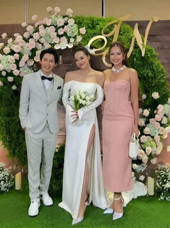 View - Hoa hậu Kiều Ngân đeo vòng cổ 500 triệu đồng trong ngày cưới, Tronie xúc động đọc tuyên ngôn tình yêu với vợ