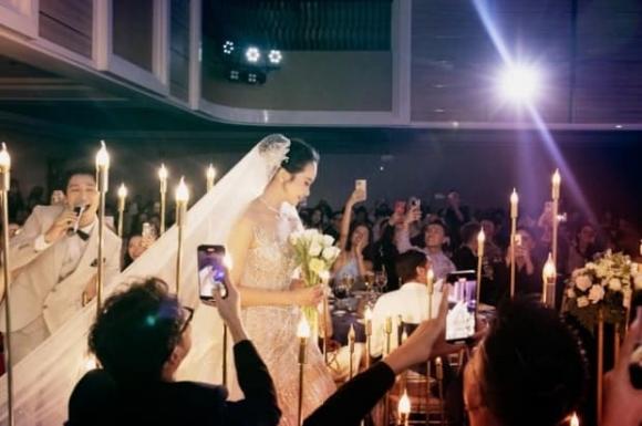 View - Hoa hậu Kiều Ngân đeo vòng cổ 500 triệu đồng trong ngày cưới, Tronie xúc động đọc tuyên ngôn tình yêu với vợ