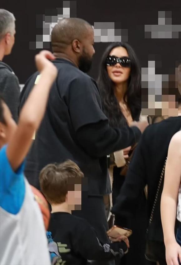 View - Kim Kardashian 'đụng độ' chồng cũ Kanye West tại sân bóng rổ để ủng hộ cho con trai Saint