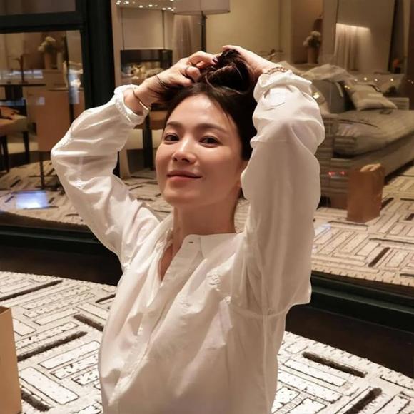 View - Ngỡ ngàng trước nhan sắc tuổi 43 của Song Hye Kyo, không cần trang điểm vẫn nổi bần bật