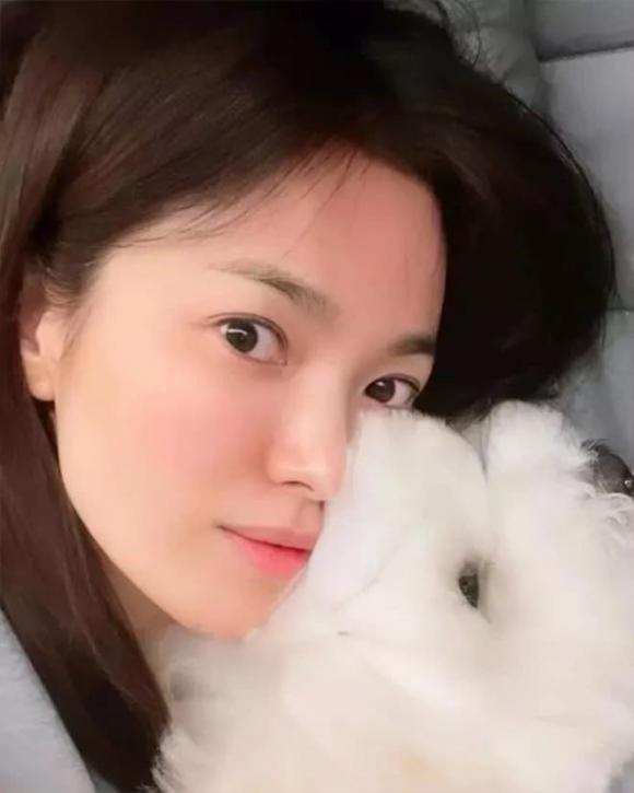 View - Ngỡ ngàng trước nhan sắc tuổi 43 của Song Hye Kyo, không cần trang điểm vẫn nổi bần bật