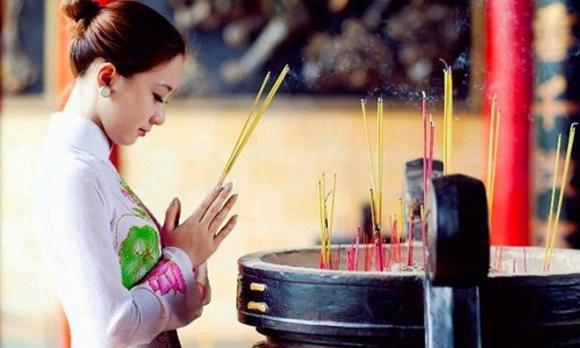 lễ chùa đầu năm, đi chùa, con gái
