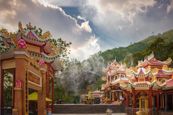 View - Lễ tạ cuối năm: 3 ngôi chùa linh thiêng ở miền Nam ai cũng mong được đến một lần