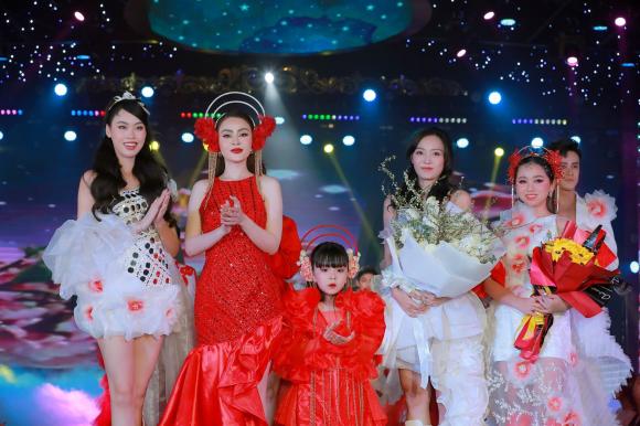 The Magic of Light Night, Ruby Academy, mẫu nhí