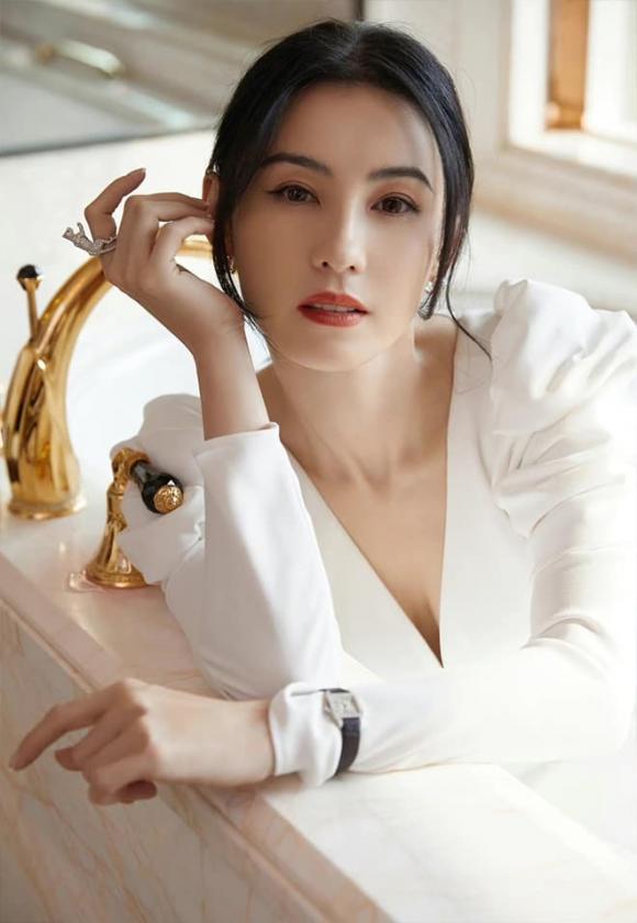 View - Bí quyết khiến Trương Bá Chi vẫn giữ được vóc dáng thon gọn, trẻ trung, xứng danh mỹ nhân đẹp nhất Hông Kông 