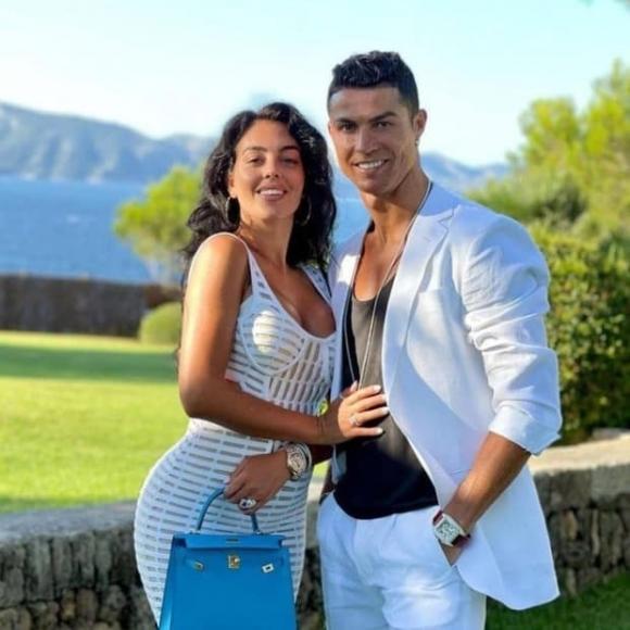 View - Bạn gái Ronaldo - Georgina trở thành nàng WAG 'có sức ảnh hưởng nhất thế giới'