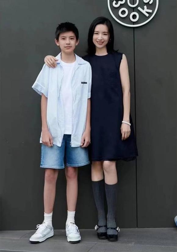 View - Loạt ảnh gần đây của con trai Đổng Khiết đã bị lộ, 14 tuổi đẹp trai hơn cả bố Phan Việt Minh