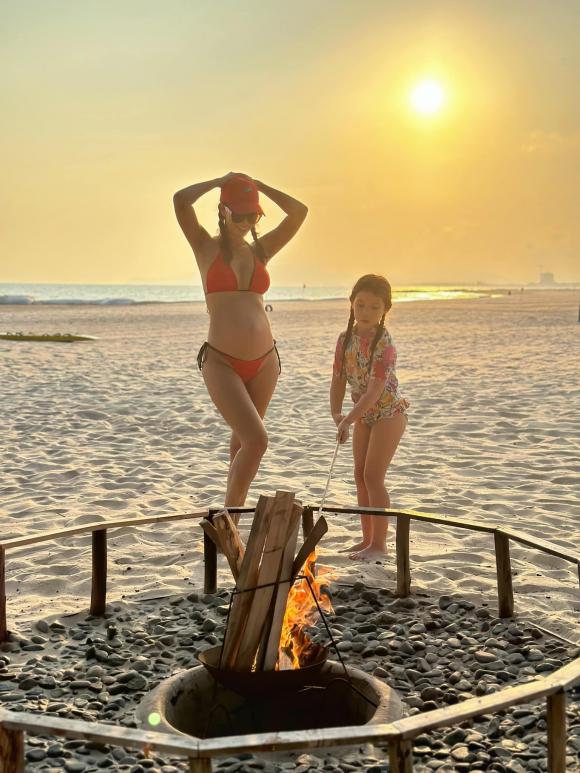 View - Hà Anh diện bikini nóng bỏng, khoe bụng bầu ở tuần thứ 24 khi mang thai lần 2