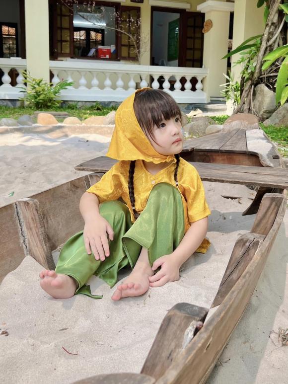 View - Con gái Đông Nhi hóa 'cô ba Sài Gòn' cực yêu, ngoại hình ngày càng xinh xắn hết nấc 