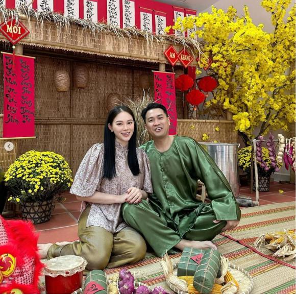 View - Linh Rin cùng Phillip Nguyễn xuất hiện tình tứ bên nhau, nhan sắc nàng dâu hào môn hậu sinh nở gây sốt