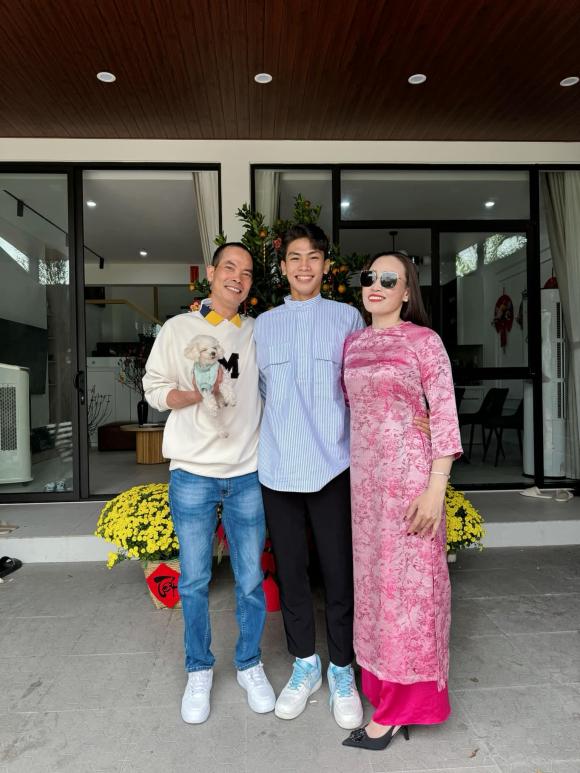 View - Hoa hậu Tiểu Vy tung ảnh gia đình cực xịn: Bố mẹ trẻ trung, ngoại hình em trai chiếm trọn spotlight 
