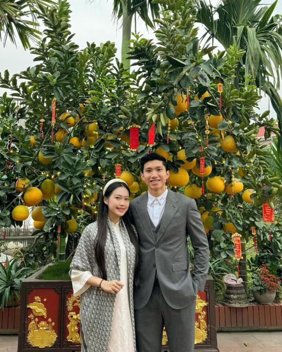 View - Tết của hội cầu thủ Việt: Quang Hải tình tứ bên vợ, Yến Xuân ăn Tết cùng gia đình Đặng Văn Lâm