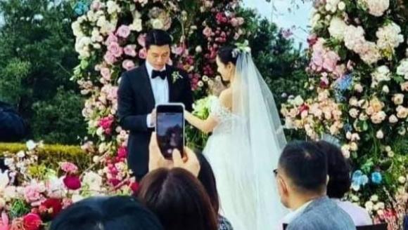 View - Ảnh cưới của nam chính 'Vì sao đưa anh tới' và mỹ nhân 'Hậu duệ của mặt trời' đẹp lung linh chẳng kém cạnh của Hyun Bin và Son Ye Jin
