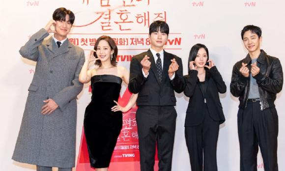View - Dàn sao 'Marry My Husband' đi nghỉ thưởng tại Việt Nam vào ngày 10/3: Park Min Young và Na In Woo tham dự, BoA vắng mặt