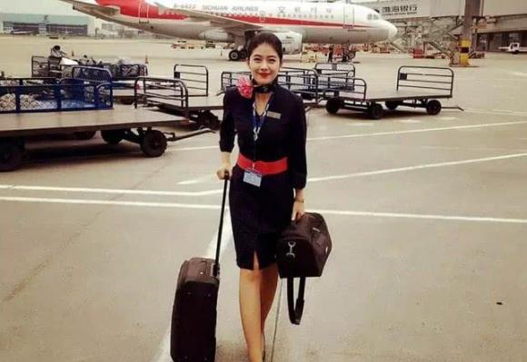 tiếp viên hàng không, mặc váy ngắn