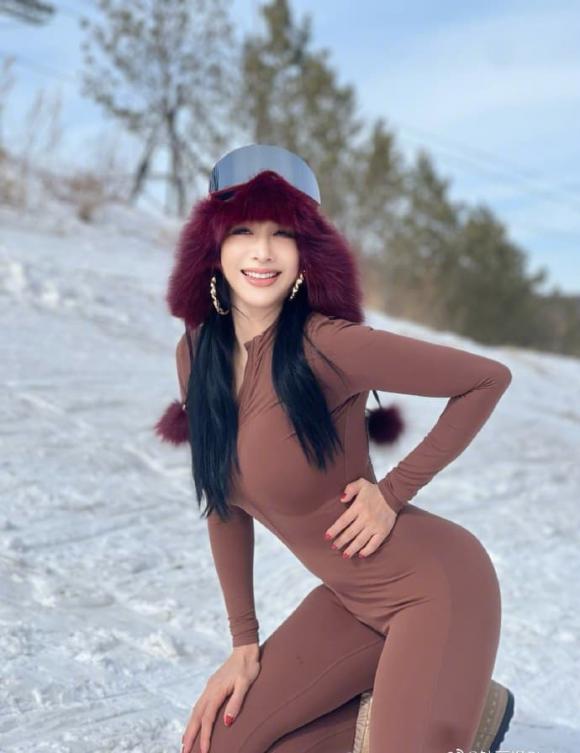View - 'Bom sex' gốc Việt - Chung Lệ Đề khoe vẻ gợi cảm dưới tuyết, netizen khen vóc dáng tuổi 53 đẹp hơn cả con gái