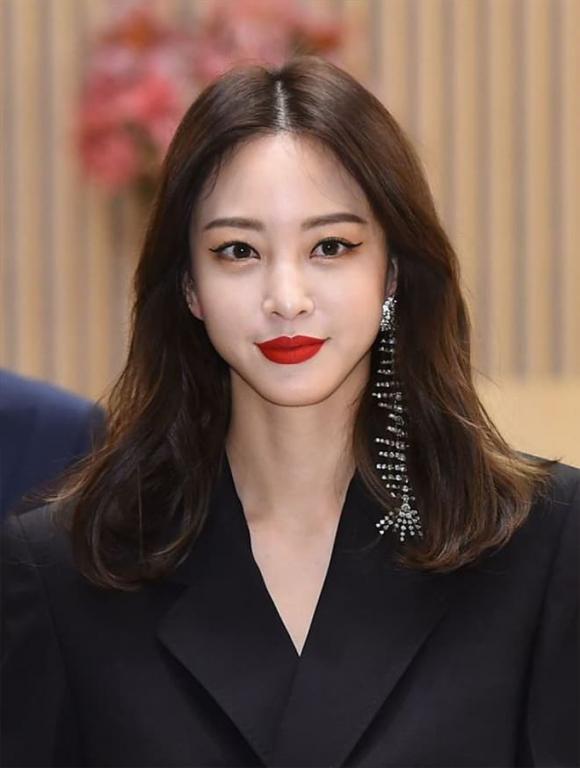 View - Nữ diễn viên huyền thoại Hàn Quốc làm dấy lên tin đồn kết hôn trong bài viết mới nhất