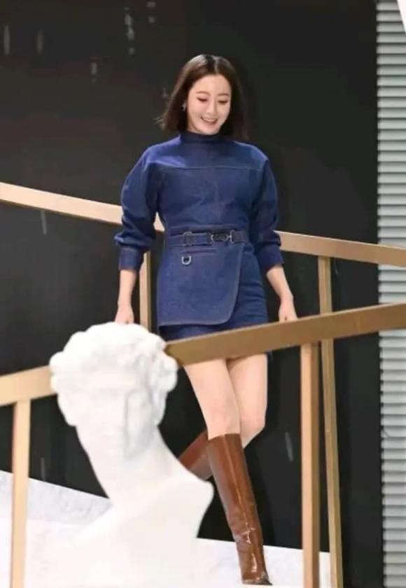 View - Kim Hee Sun cắt tóc bob để giảm 10 tuổi, diện váy denim và bốt, nhan sắc đạt đến tầm cao mới ở tuổi 47