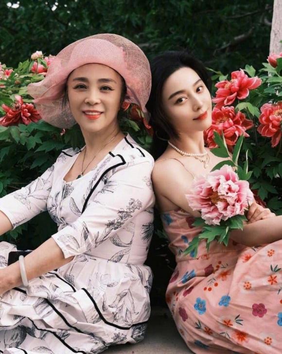 View - Phạm Băng Băng đăng ảnh mừng sinh nhật mẹ, netizen: 'Nhìn không giống mẹ con mà giống chị em'