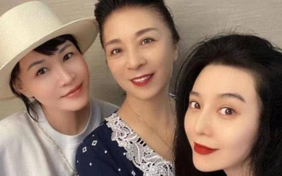 View - Phạm Băng Băng đăng ảnh mừng sinh nhật mẹ, netizen: 'Nhìn không giống mẹ con mà giống chị em'