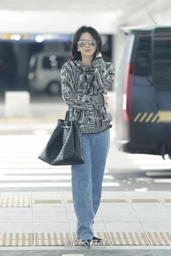 View - 'Nàng Dae Jang Geum' biến sân bay thành sàn catwalk, xuất hiện sành điệu, vác theo túi khổng lồ 
