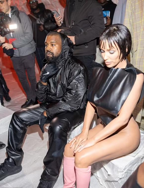 View - Vợ mới của Kanye West gây chú ý khi không mặc đồ lót tại Tuần lễ thời trang Milan
