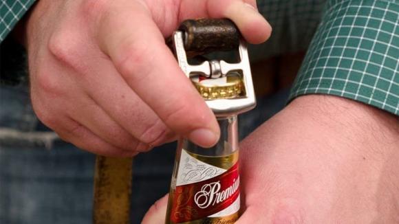View - Muốn mở nắp chai bia mà không có dụng cụ khui, áp dụng ngay mẹo nhỏ này, đơn giản hơn rất nhiều