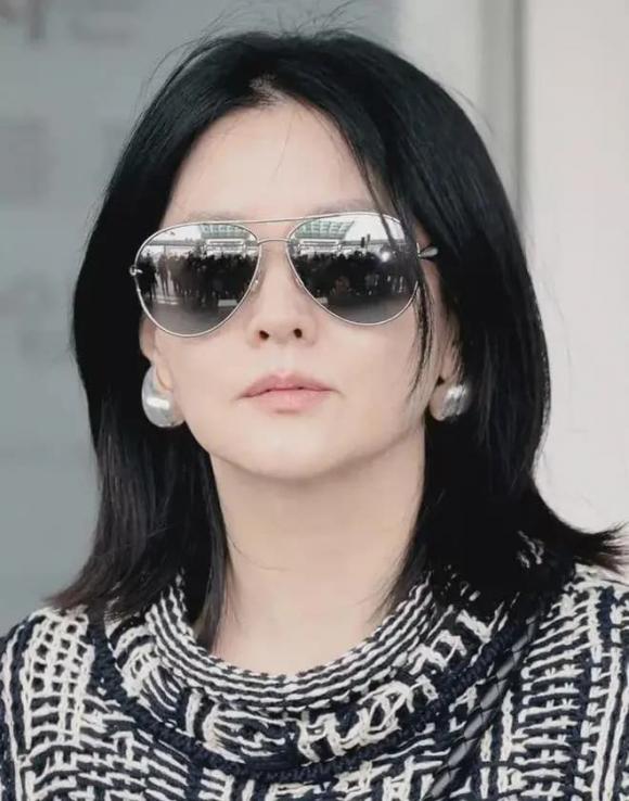 View - 'Nàng Dae Jang Geum' Lee Young Ae tái xuất với vẻ quyến rũ, nhưng chiếc quần hơn 25 triệu lại gây tranh cãi 