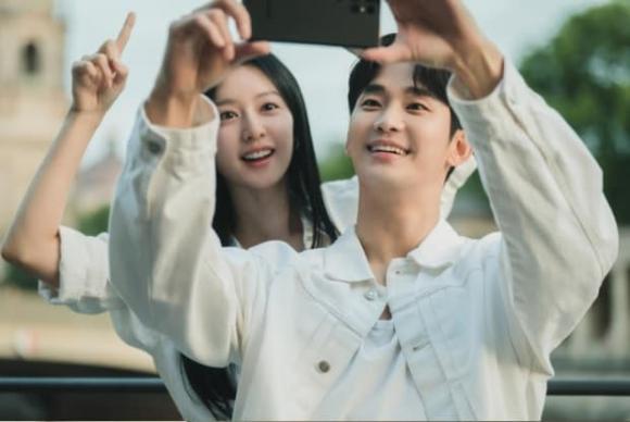 View - Trọn bộ ảnh cưới của tài tử Kim Soo Hyun và mỹ nhân 'Hậu duệ của mặt trời' được tung ra sau hành động đáng chú ý của Song Joong Ki