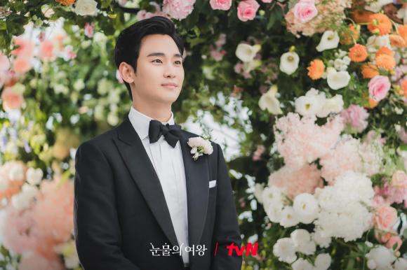 View - Trọn bộ ảnh cưới của tài tử Kim Soo Hyun và mỹ nhân 'Hậu duệ của mặt trời' được tung ra sau hành động đáng chú ý của Song Joong Ki