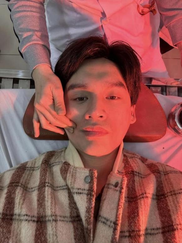 View - Ca sĩ Nguyễn Trần Trung Quân bị liệt nửa mặt khi vừa diễn xong, nhập viện khẩn cấp trong đêm