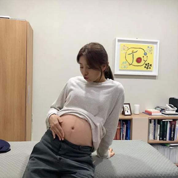 View - Suzy khiến mọi người sợ hãi vì lộ bụng bầu lùm lùm, mang thai từ bao giờ vậy?
