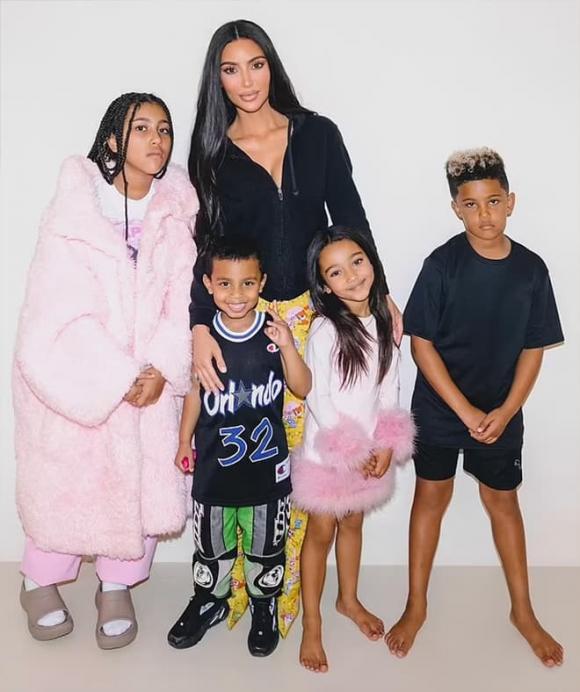 View - Sau lời 'cảnh cáo' của Kim Kardashian, vợ mới của Kanye West đã ăn mặc kín đáo hơn khi đưa con gái riêng của chồng đi ăn