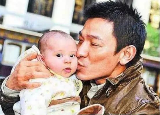 View - Lưu Đức Hoa không hề ngờ rằng năm xưa anh bế và thơm má một em bé, đứa trẻ ấy sau này lớn lên lại thành siêu sao nổi tiếng khắp châu Á