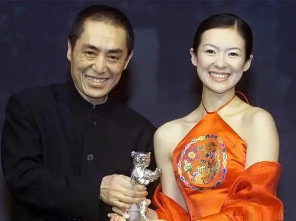 View - 24 năm trước, Chương Tử Di mặc áo yếm màu đỏ cùng Trương Nghệ Mưu lên sân khấu nhận giải, sau khi họ đi xuống, cô bị đạo diễn tức giận mắng