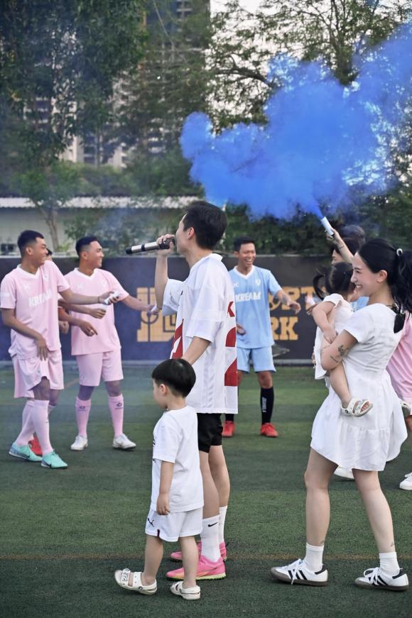 View - Con gái Minh Nhựa tổ chức tiệc chào đón thành viên thứ 3 trên sân bóng, lý do là gì? 
