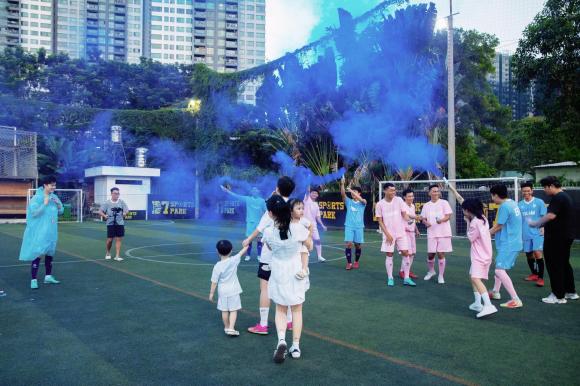 View - Con gái Minh Nhựa tổ chức tiệc chào đón thành viên thứ 3 trên sân bóng, lý do là gì? 